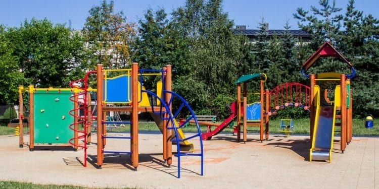 Cieszyn: na placach zabawach pojawiły się kontrowersyjne tabliczki. Rodzice są oburzeni. „Skandal”