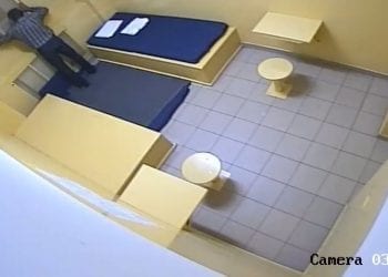 Więzień uderzał głową w kratę. Nagrał go monitoring