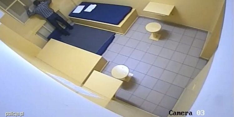 Więzień uderzał głową w kratę. Nagrał go monitoring