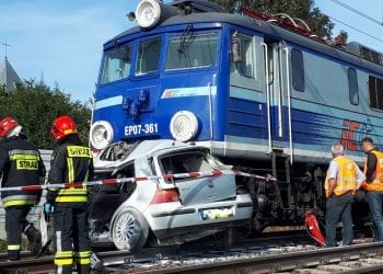 Kotuń: Ominęła szlaban i wjechała wprost pod pociąg. Nie żyje