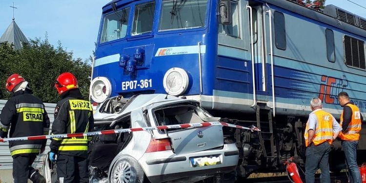 Kotuń: Ominęła szlaban i wjechała wprost pod pociąg. Nie żyje