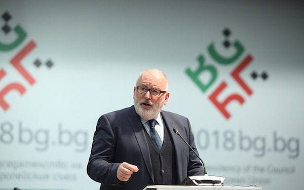 Timmermans powiedział za dużo? Nie chce rozstrzygnięcia ws. Polski, ale chodzi o „nękanie”!