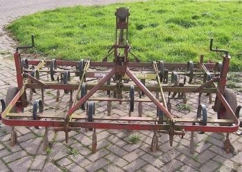 Jechał ciągnikiem po asfalcie z opuszczoną maszyną. „Spulchniał” asfalt mając 1,5 promila