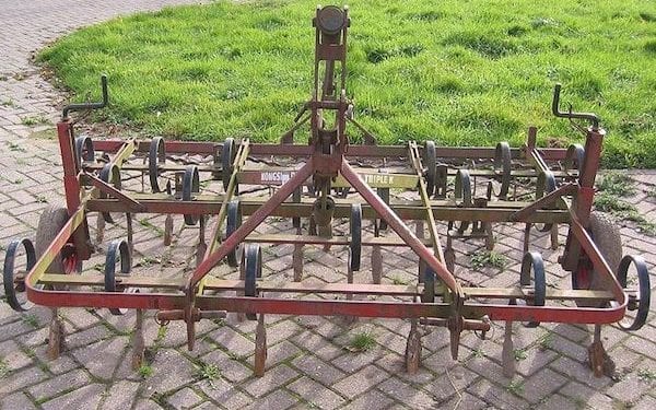 Jechał ciągnikiem po asfalcie z opuszczoną maszyną. „Spulchniał” asfalt mając 1,5 promila