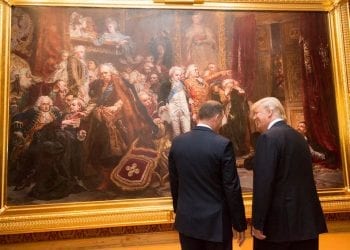 Poseł Nowoczesnej wyśmiał Andrzeja Dudę. Nawiązał do zdjęcia, na którym prezydent stoi obok siedzącego Trumpa