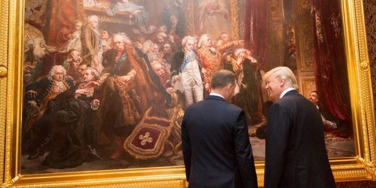 Poseł Nowoczesnej wyśmiał Andrzeja Dudę. Nawiązał do zdjęcia, na którym prezydent stoi obok siedzącego Trumpa