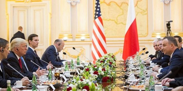 Przeciwnicy Dudy twierdzą, że w ten sposób Trump go upokorzył. „Zdjęcie warte więcej niż 1000 słów” [FOTO]