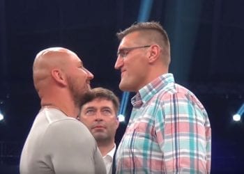 Artur Szpilka stanął oko w oko z nowym rywalem. W pewnym momencie wykonał zabawny gest. Sala pękała ze śmiechu [WIDEO]