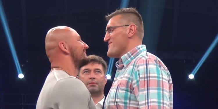 Artur Szpilka stanął oko w oko z nowym rywalem. W pewnym momencie wykonał zabawny gest. Sala pękała ze śmiechu [WIDEO]