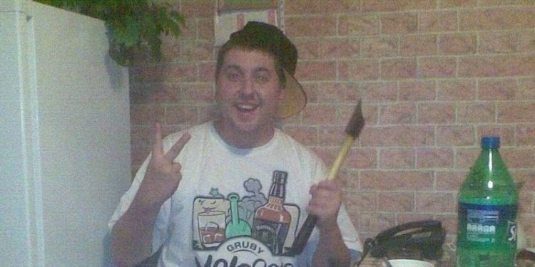 Raper Białas opublikował swoją fotografię z przeszłości. „Patrząc na to zdjęcie, na pierwszy rzut oka można się zaśmiać”