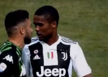 Karygodne zachowanie Douglasa Costy. Opluł rywala, teraz przeprasza [WIDEO]