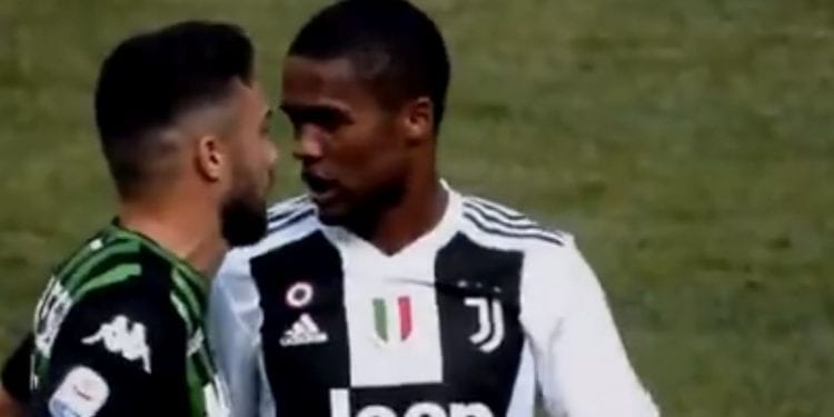 Karygodne zachowanie Douglasa Costy. Opluł rywala, teraz przeprasza [WIDEO]