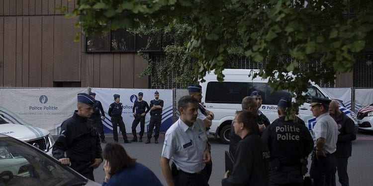 Bruksela: Nożownik zaatakował patrol policji!