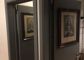 Obrazy Jezusa i Maryi na drzwiach łazienek w Belgii. Polacy interweniowali [FOTO]