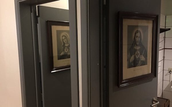 Obrazy Jezusa i Maryi na drzwiach łazienek w Belgii. Polacy interweniowali [FOTO]