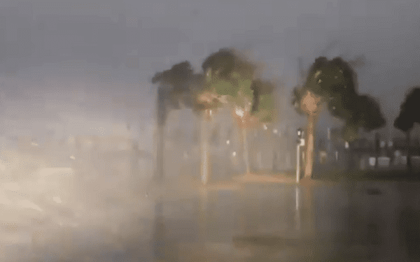 Huragan Florence uderzył w USA. Wiatr wyrywa znaki, ulice zamieniły się w rzeki [WIDEO]