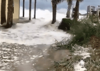 Woda z oceanu wdziera się na ląd. Huragan Florence coraz bliżej USA [WIDEO]