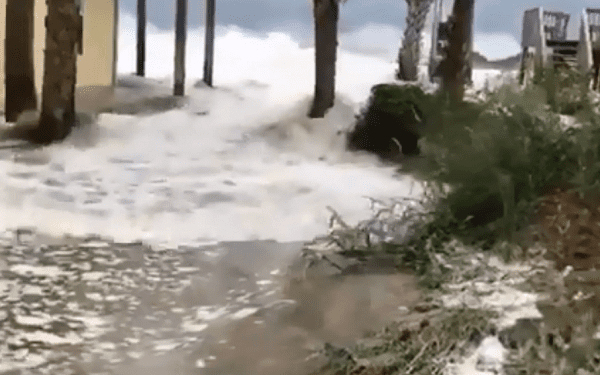 Woda z oceanu wdziera się na ląd. Huragan Florence coraz bliżej USA [WIDEO]