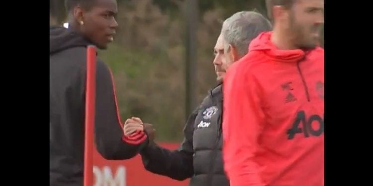 O tej sytuacji mówi dziś cała Anglia. Trener Manchesteru United nie podał ręki zawodnikowi. Jego mina mówi wszystko [WIDEO]
