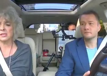 Kuźniar zabrał znaną pisarkę pod Pomnik Smoleński. Jej reakcja musiała go zaskoczyć. „Takie schody do nieba są dla każdego” [WIDEO]