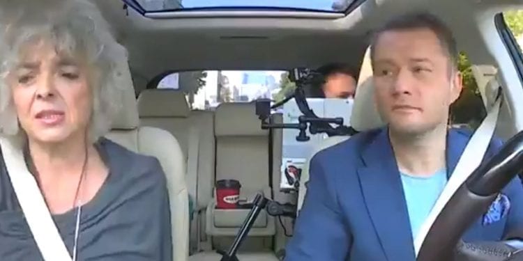 Kuźniar zabrał znaną pisarkę pod Pomnik Smoleński. Jej reakcja musiała go zaskoczyć. „Takie schody do nieba są dla każdego” [WIDEO]