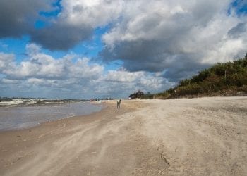 Tragedia w Łebie: Kąpali się nocą w Bałtyku. 18-latka nie żyje, trwają poszukiwania jej znajomego