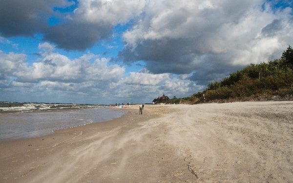 Tragedia w Łebie: Kąpali się nocą w Bałtyku. 18-latka nie żyje, trwają poszukiwania jej znajomego