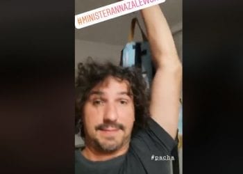 Mariusz Kałamaga pokazuje, ile waży plecak jego córki i zwraca się do minister edukacji: niech się pani pier*****e w łeb! [WIDEO]