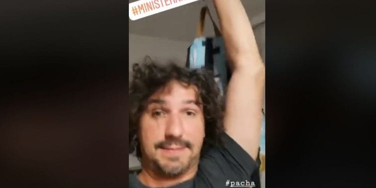 Mariusz Kałamaga pokazuje, ile waży plecak jego córki i zwraca się do minister edukacji: niech się pani pier*****e w łeb! [WIDEO]