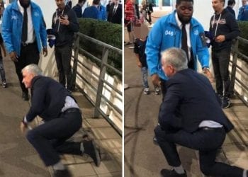 Jose Mourinho podbił internet. Portugalczyk przeskoczył przez ogrodzenie, a chwilę później leżał już twarzą na posadzce [WIDEO]