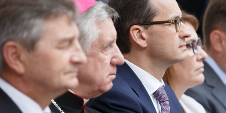 Najnowszy sondaż Dorzeczy.pl: PiS z gigantyczną przewagą nad resztą stawki!