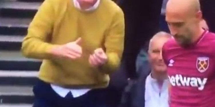 Zabawna wpadka piłkarza podczas meczu Premier League. Kibic na trybunach prawie udusił się ze śmiechu [WIDEO]