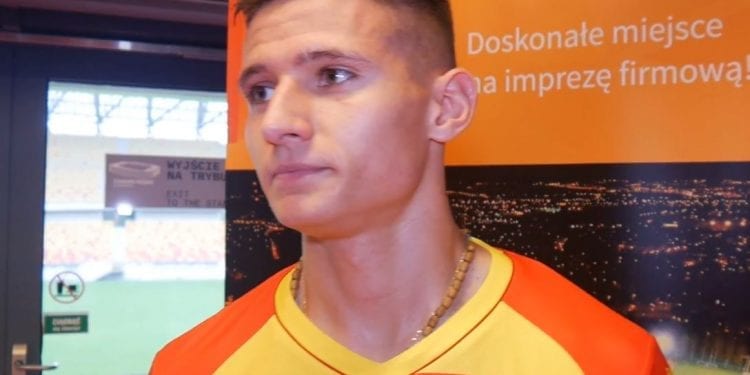 Młody polski piłkarz podpisał nowy kontrakt i… kupił mercedesa. Trener się wściekł