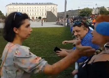 Kobieta spoliczkowała przeciwniczkę PiS i Dudy. Żandarm… tylko się uśmiechnął [WIDEO]