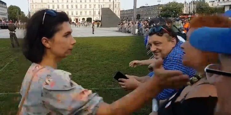 Kobieta spoliczkowała przeciwniczkę PiS i Dudy. Żandarm… tylko się uśmiechnął [WIDEO]
