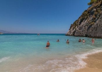 Policjant z Polski bohaterem w Grecji! Mężczyzna uratował życie tonącej kobiecie