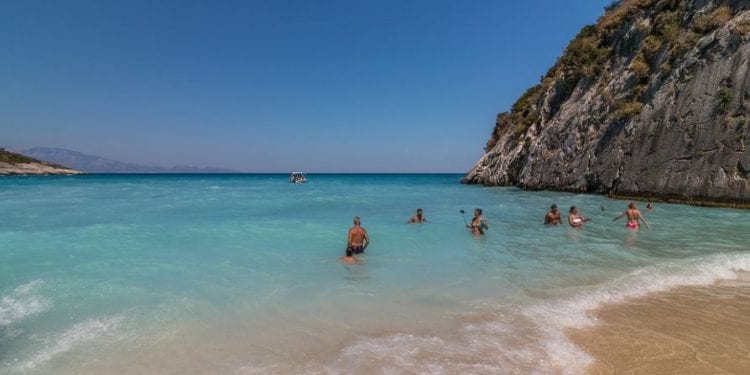 Policjant z Polski bohaterem w Grecji! Mężczyzna uratował życie tonącej kobiecie