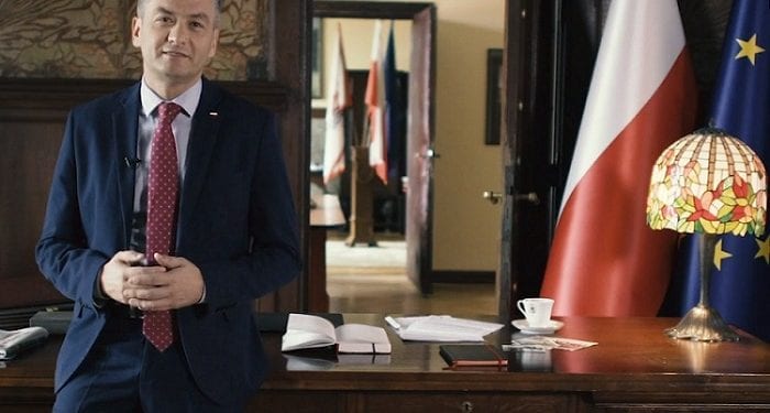 „Kler” nie będzie wyświetlany w kilku polskich miastach. Robert Biedroń złożył ich mieszkańcom ciekawą propozycję