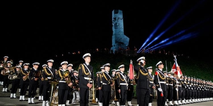 Westerplatte: Adamowicz wygwizdany za słowa o „podważaniu obecności Polski w UE” [WIDEO]