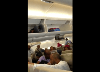 Samolot z Dubaju do Nowego Jorku objęty kwarantanną. Na pokładzie ponad 500 osób [WIDEO]