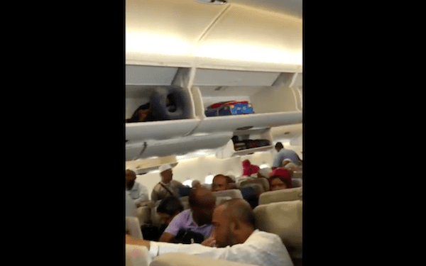 Samolot z Dubaju do Nowego Jorku objęty kwarantanną. Na pokładzie ponad 500 osób [WIDEO]