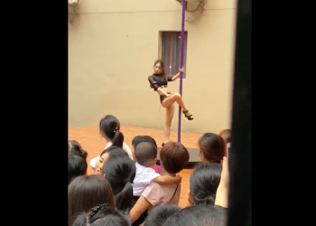 Dyrektorka zaprosiła do przedszkola… tancerkę na rurze. Została zwolniona [WIDEO]