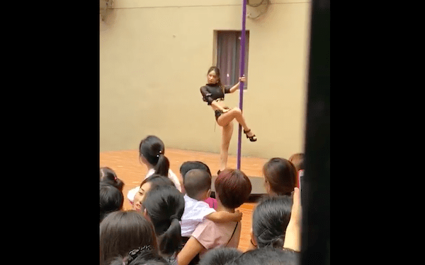 Dyrektorka zaprosiła do przedszkola… tancerkę na rurze. Została zwolniona [WIDEO]