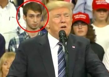 Prawdziwy mistrz drugiego planu. Skradł show Donaldowi Trumpowi, a w końcu… został usunięty [WIDEO]