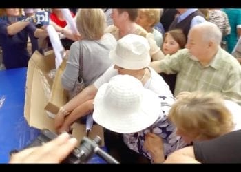 Emeryci walczą o darmowe parasole. Organizatorzy nie wiedzieli, co mają robić [WIDEO]