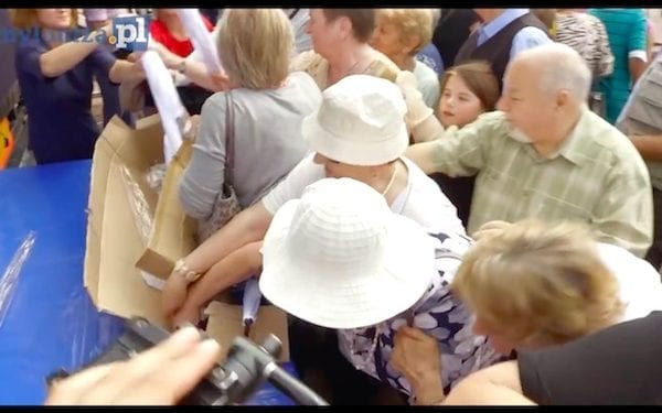 Emeryci walczą o darmowe parasole. Organizatorzy nie wiedzieli, co mają robić [WIDEO]