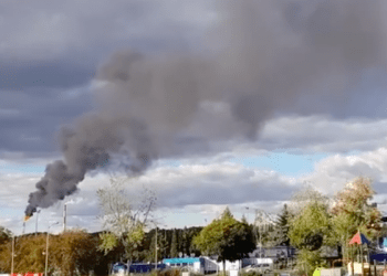 W rafinerii w Płocku doszło do awarii. Czarny dym nad budynkami, mieszkańcy zaniepokojeni [WIDEO]