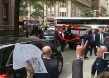 Agata Duda znów zaskoczyła protestujących. Co znaczy gest Pierwszej Damy? [WIDEO]