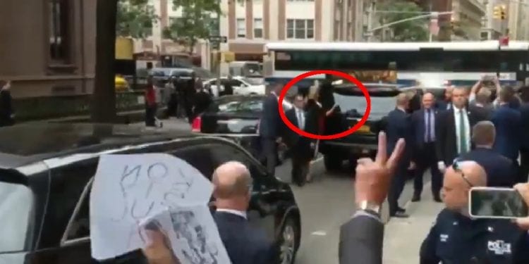 Agata Duda znów zaskoczyła protestujących. Co znaczy gest Pierwszej Damy? [WIDEO]