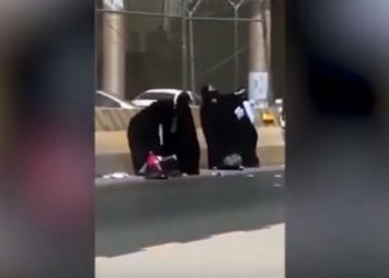 Nagranie z Arabii Saudyjskiej oburzyło internautów. Podczas bójki, kobieta rzuciła dzieckiem [WIDEO]